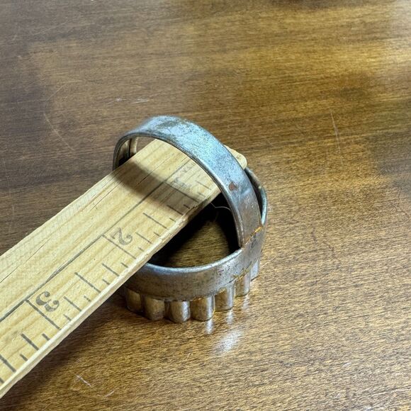 Vintage Set of 3 Metal Scalloped Edge Biscuit Cookie Cutters With Handles - Picture 8 of 8